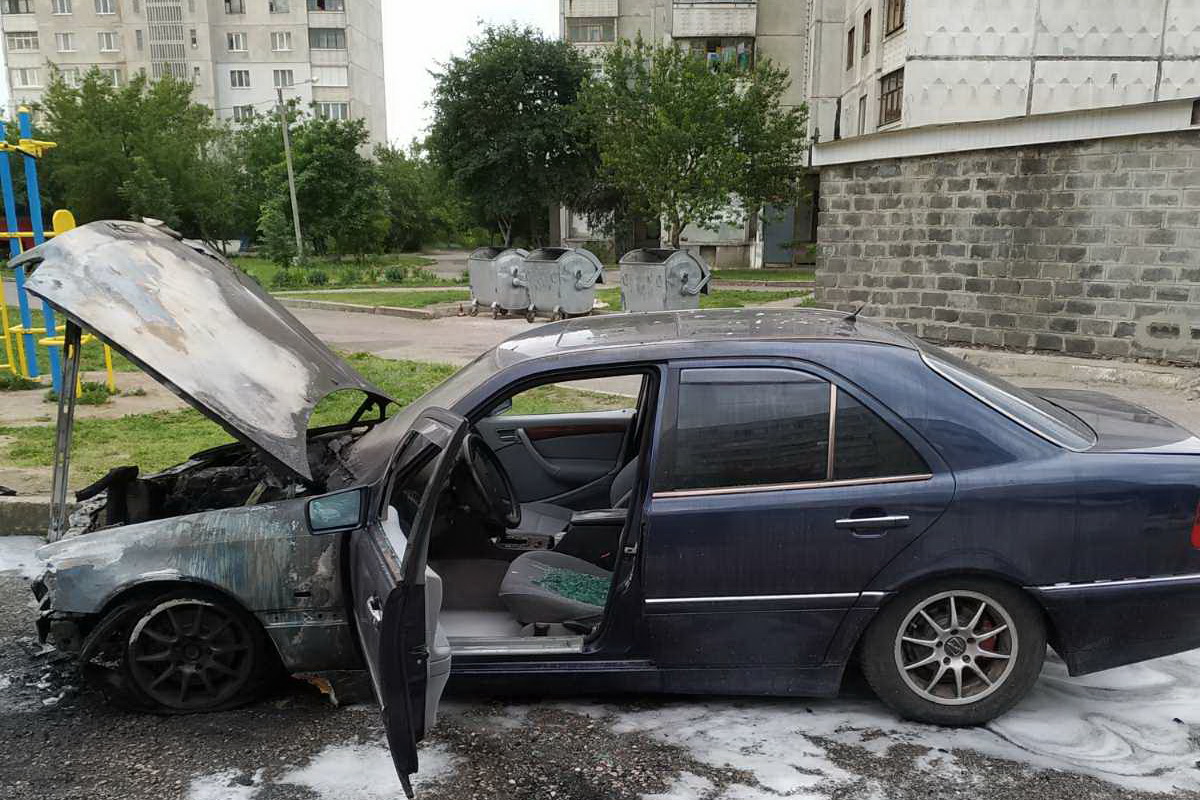 В Харькове ночью сгорело два автомобиля