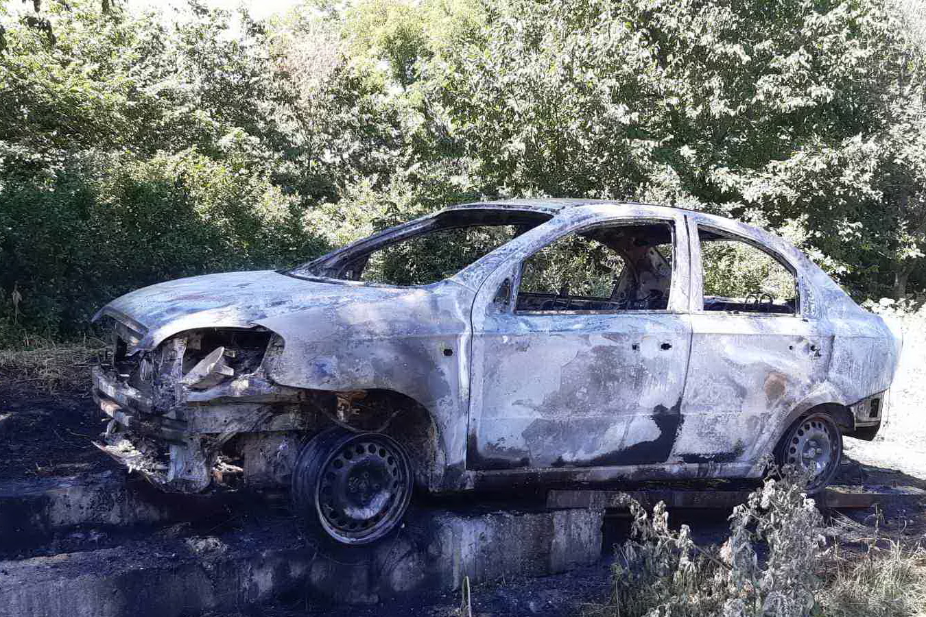 Под Харьковом сгорел автомобиль: владелец авто получил ожоги лица и рук