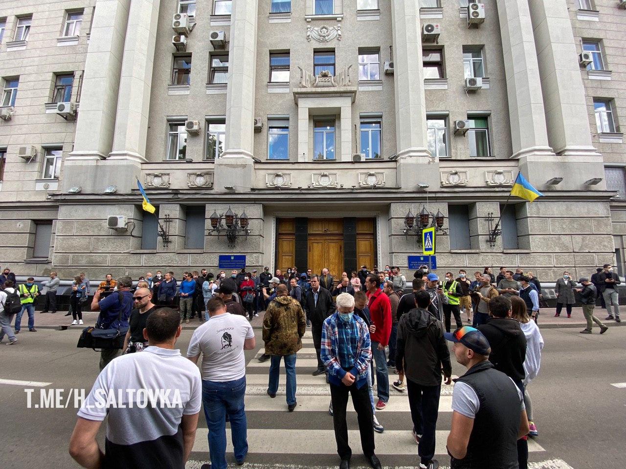 Под стенами областного управления полиции в Харькове требуют освободить задержанных "потоновцев"