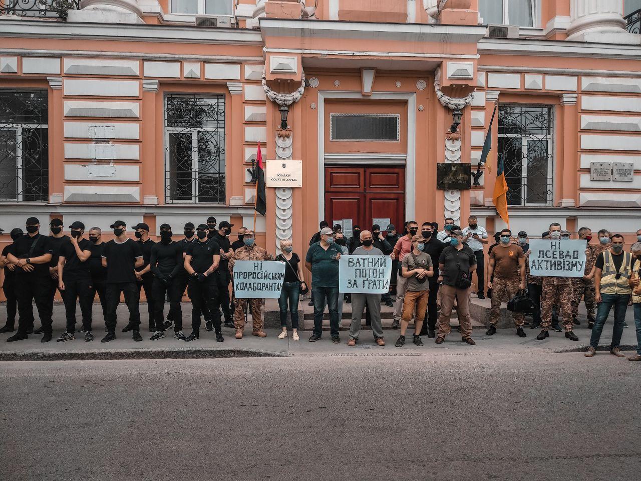В Харькове сторонников организации Poton забросали яйцами (видео)