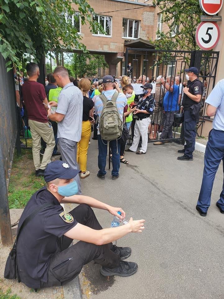 Двух полицейских забрали в больницу после столкновений у диспансера в Харькове