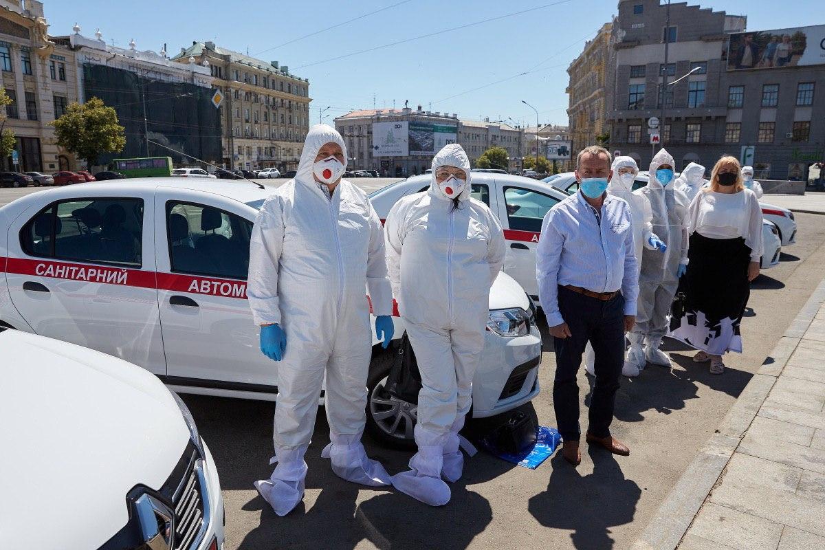 Харьковским врачам передали в работу новые санитарные автомобили