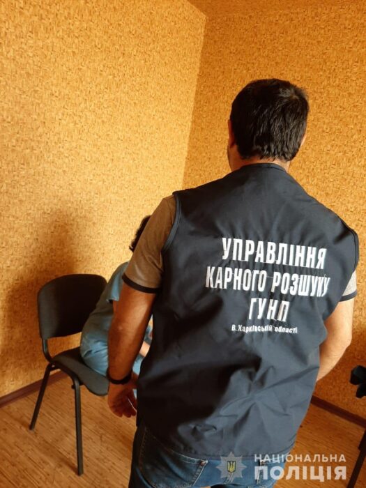 В Харьковской области женщина обманывала пенсионеров: меняла деньги на бумажки