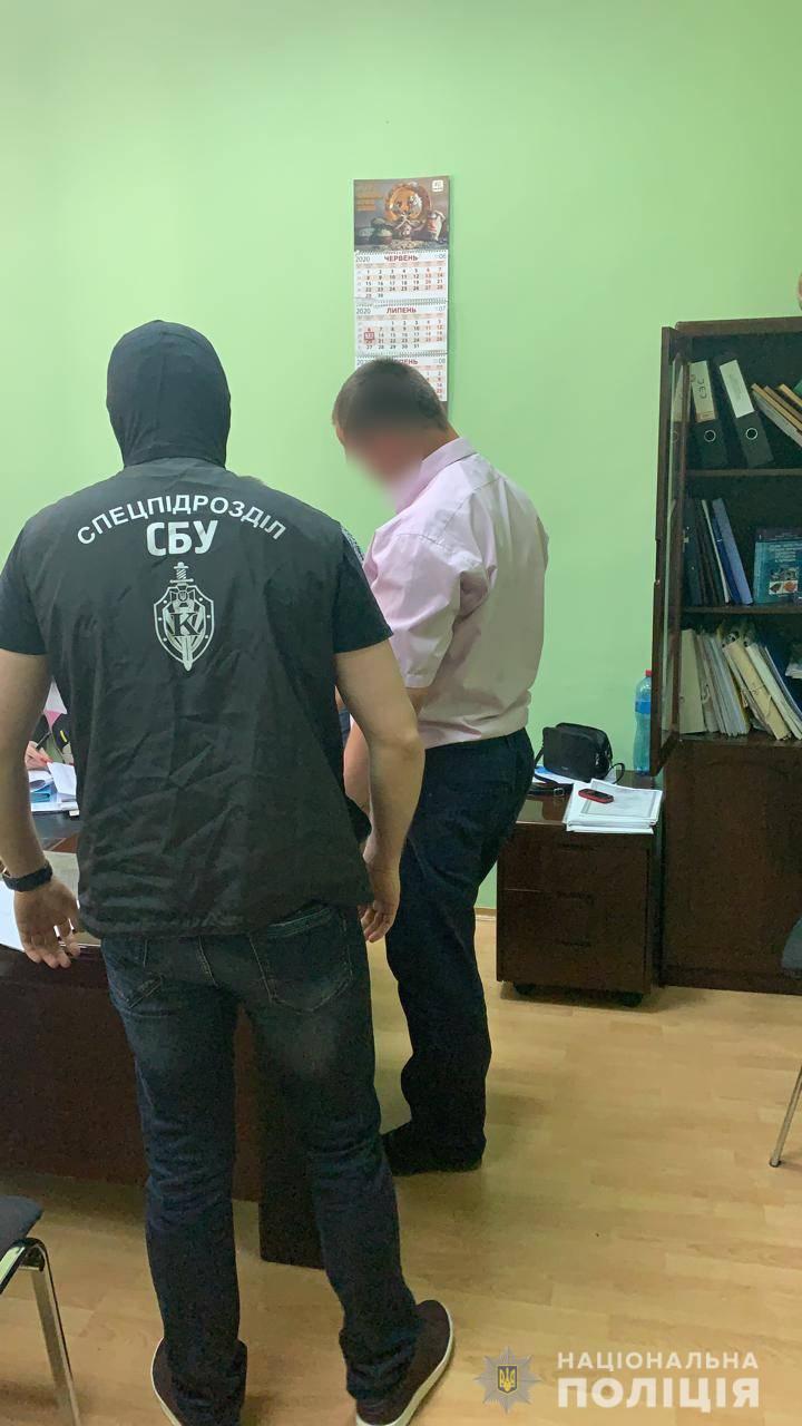 Харьковский чиновник потребовал от подчиненной 300 тысяч гривен за сохранение её должности