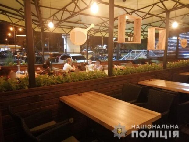 В Харькове полицейские провели ночные рейды по развлекательным заведениям