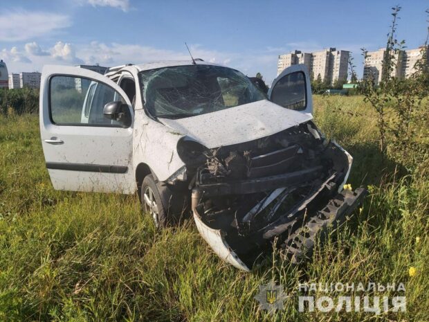 В Харькове автомобиль вылетел с дороги: водитель в больнице