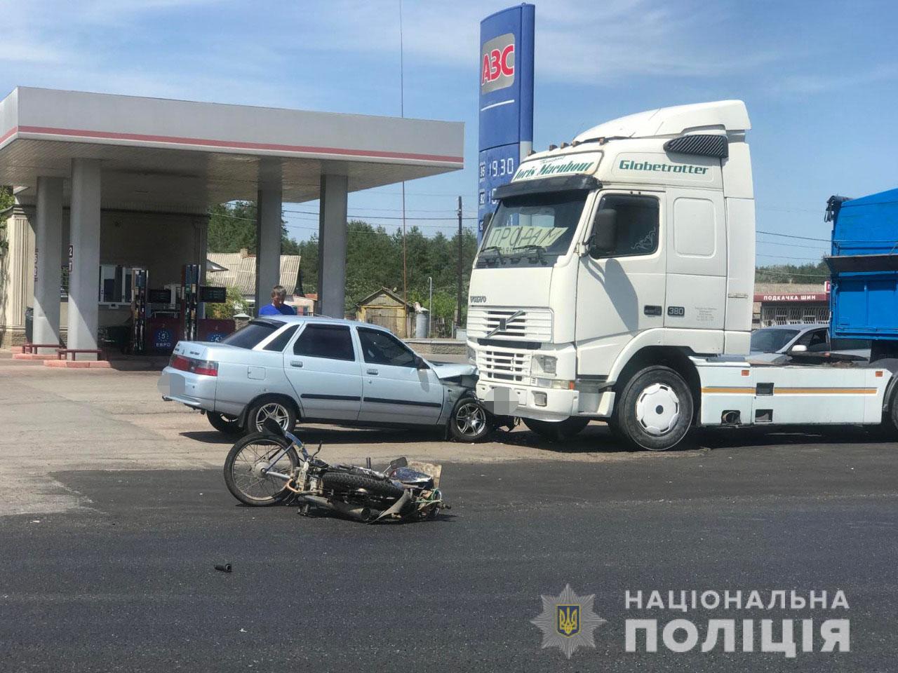 Под Харьковом ВАЗ протаранил мопед: есть погибшие