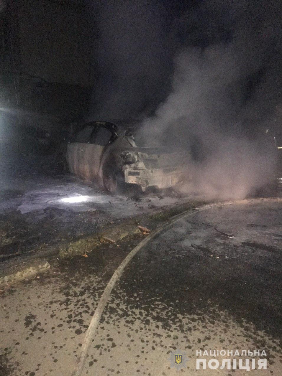 В Харькове ночью сожгли автомобиль