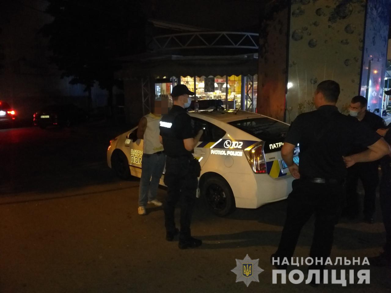 В Харькове гражданин Турции на детской площадке едва не зарезал мужчину