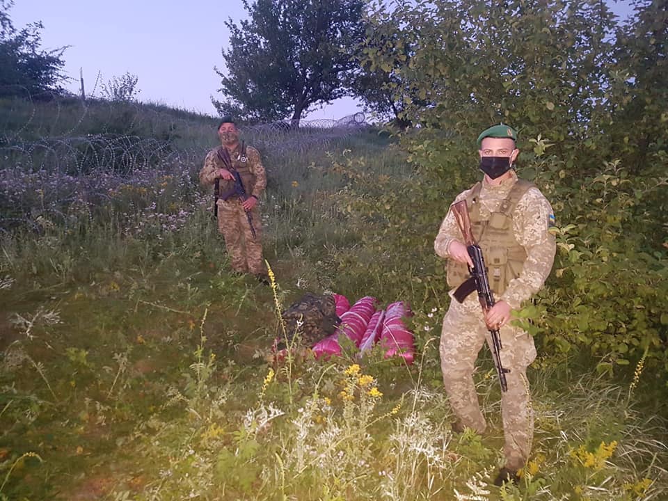 В Харьковской области контрабандист оставил пограничникам свой номер и адрес, по которым его и нашли