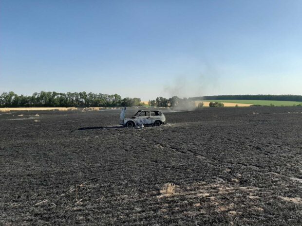 од Харьковом посреди пшеничного поля сгорел автомобиль