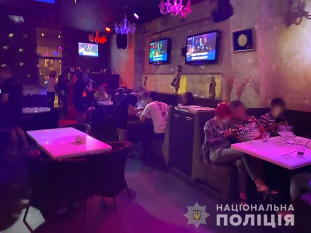 В Харькове полицейские провели рейды по развлекательным заведениям