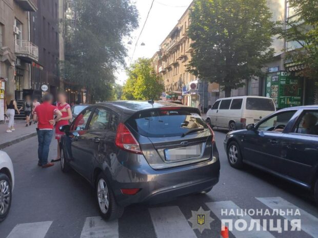 В центре Харькова на пешеходном переходе сбили мужчину