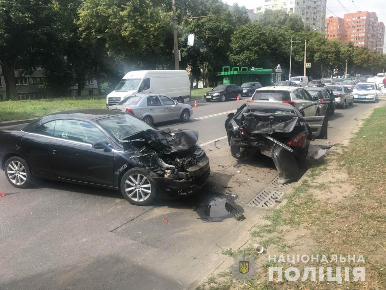 В Харькове столкнулись пять автомобилей: пострадали два человека
