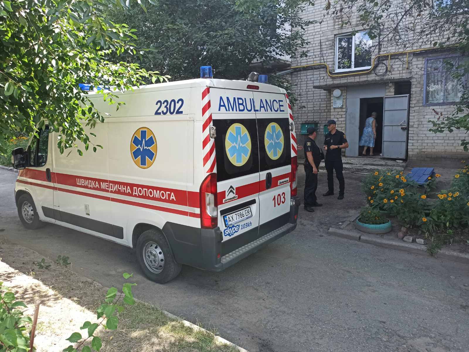 Под Харьковом мужчине дома стало плохо: спасатели попали в квартиру через окно
