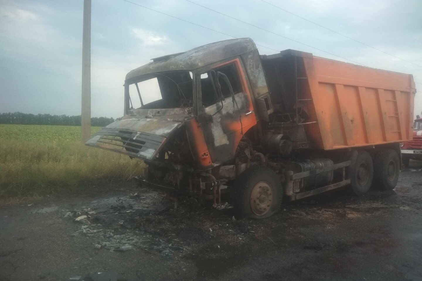 Под Харьковом во время движения загорелся КАМАЗ груженный зерном