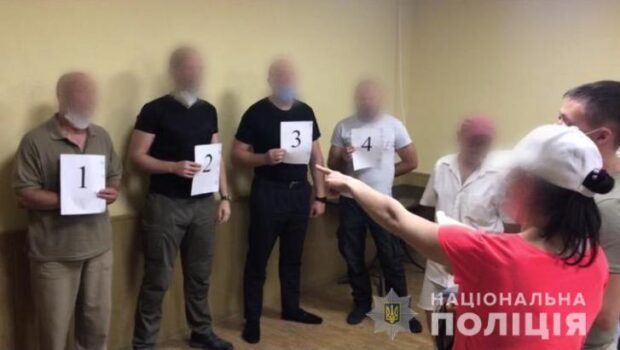 В Харькове подозреваемый в разбое при задержании ударил полицейского электрошокером