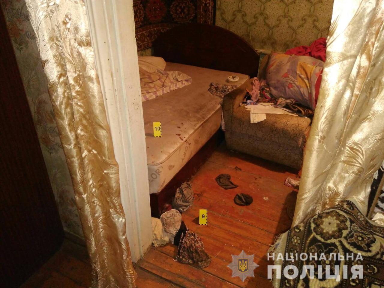 Под Харьковом неизвестный проник в дом бабушки, избил ее и ограбил