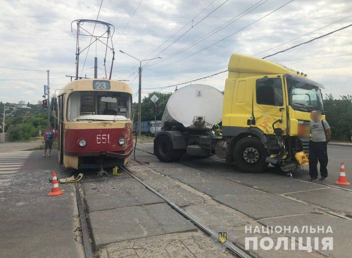 В Харькове трамвай столкнулся с бензовозом