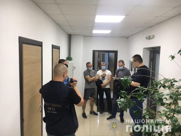 В Харькове у бизнесмена вымогали 40 тысяч евро и 1,6 млн гривен