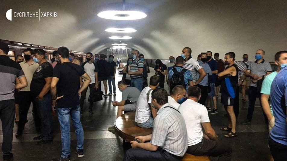 В Харькове машинисты метро собрались на платформе: требуют погасить долг по зарплате