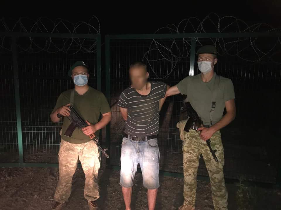 На Харьковщине мужчина пытался попасть в РФ перелезая колючую проволоку (видео)