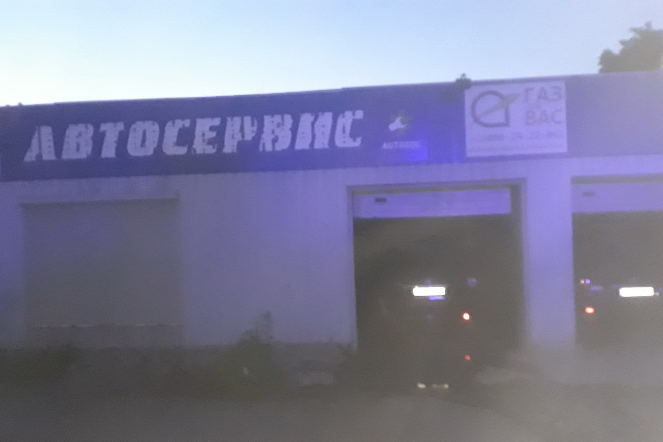 В Харькове в автосервисе горел автомобиль