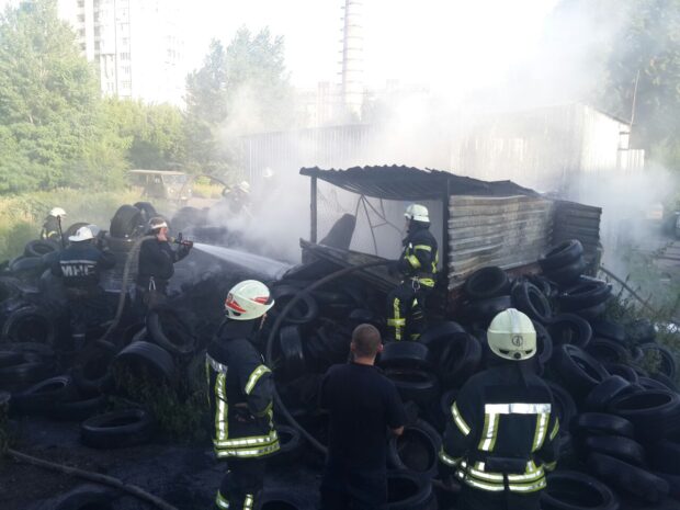В Харькове горела куча старой автомобильной резины