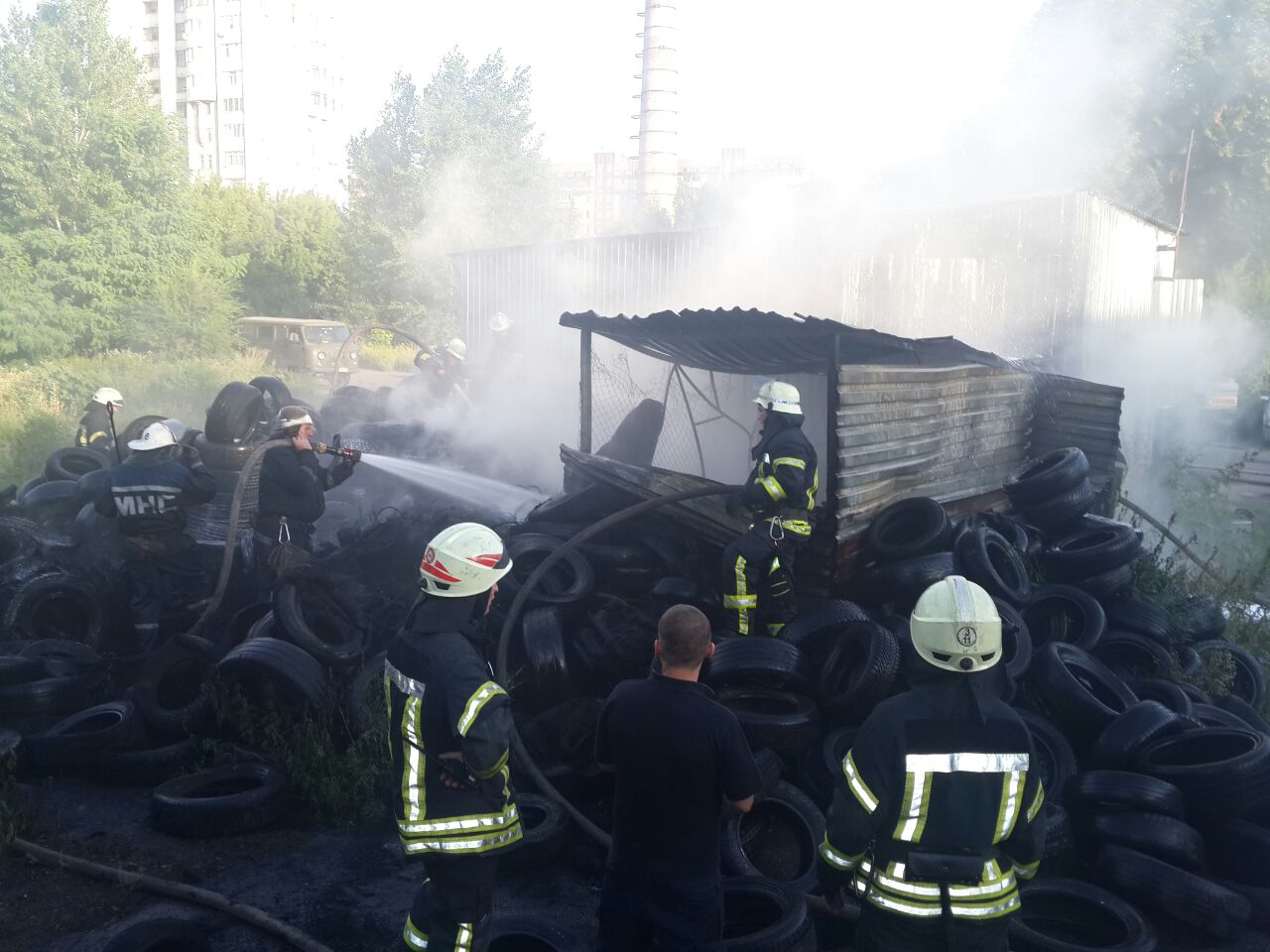 В Харькове горела куча старой автомобильной резины
