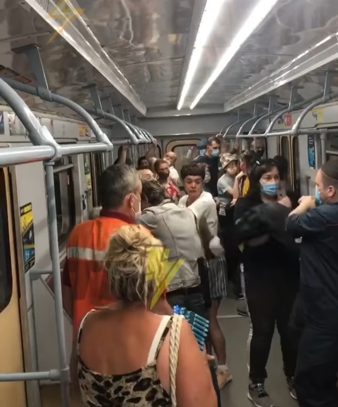 В Харькове мужчина побил работника метро за замечание об отсутствии маски (видео)