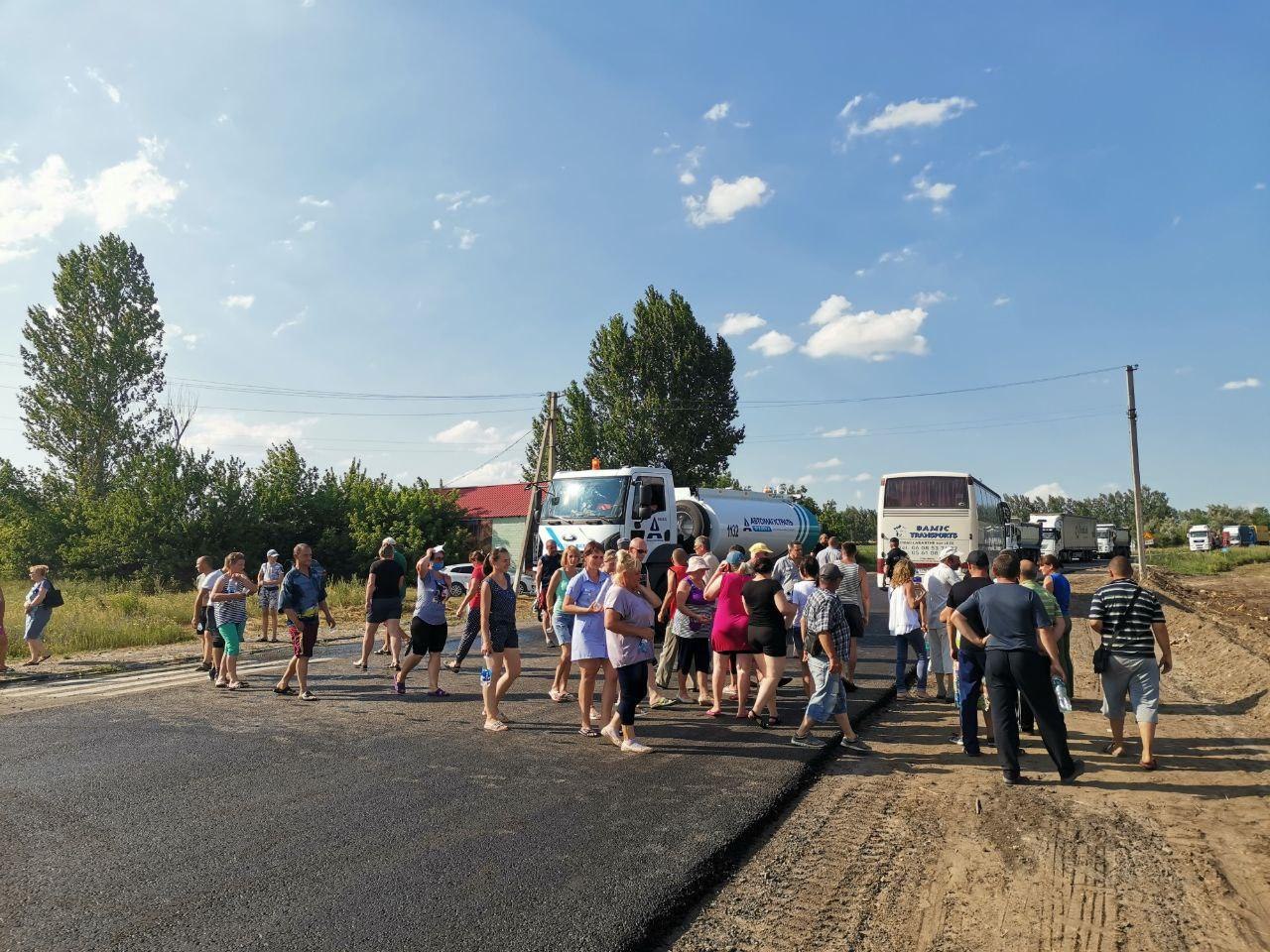 Под Харьковом люди перекрыли трассу