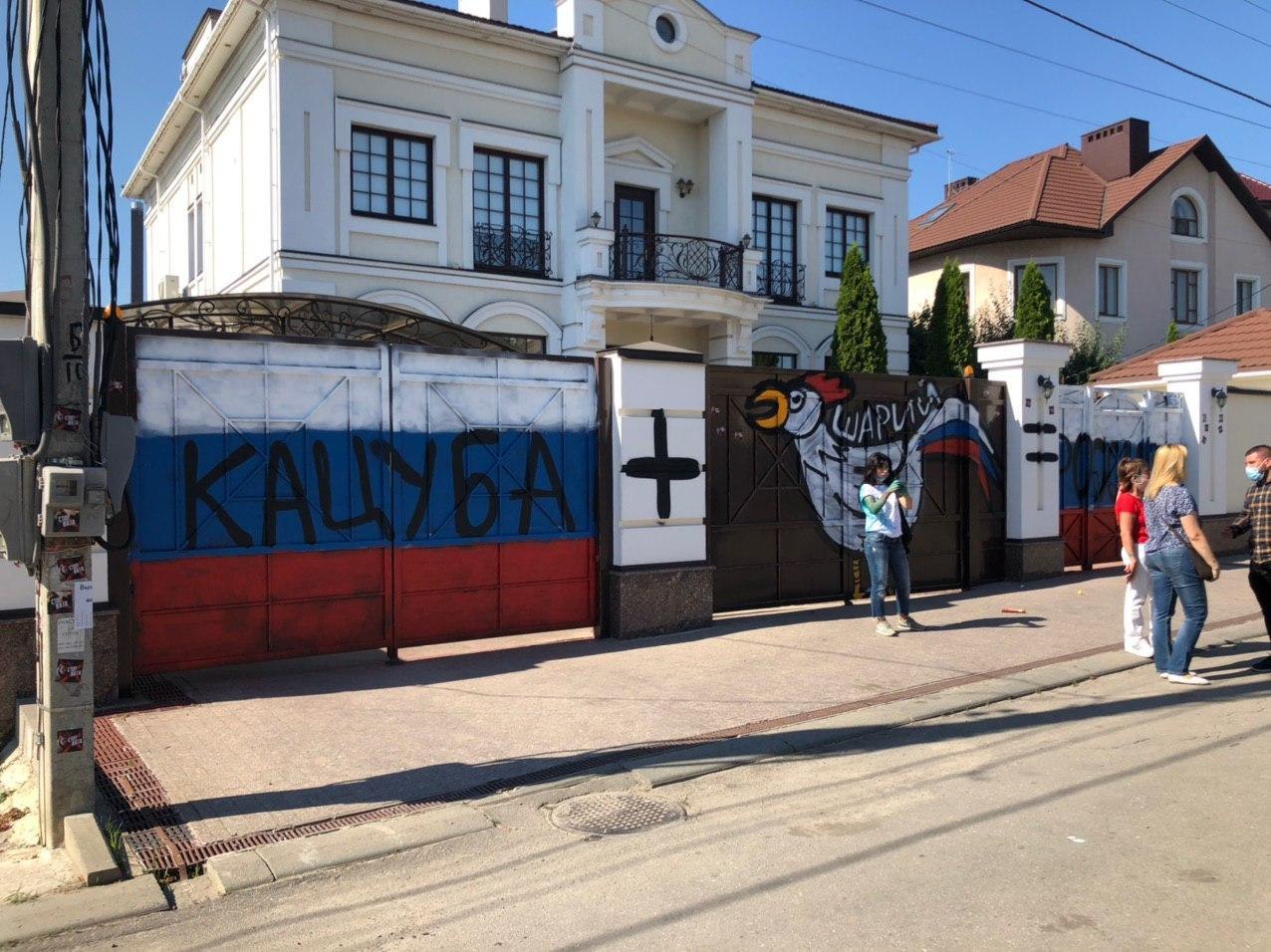 В Харькове на воротах дома Кацуб националисты нарисовали петуха (видео)