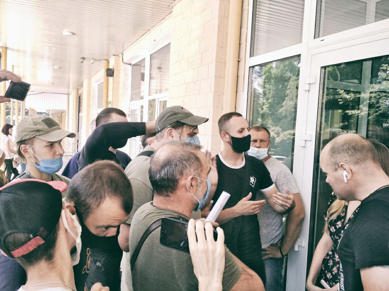 В Харькове националисты пришли в офис “Слуги народа”