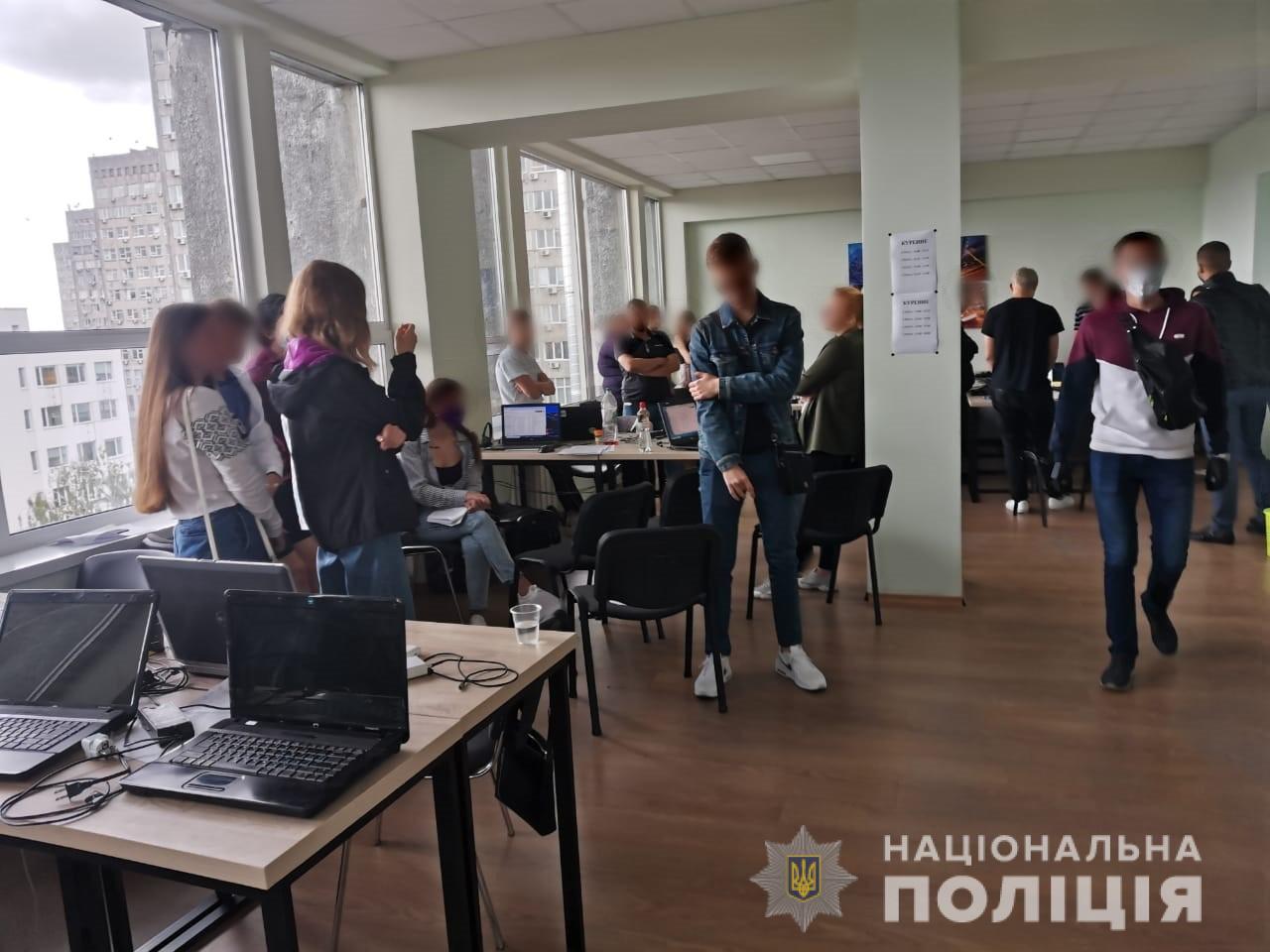 Киберполиции разоблачила онлайн-мошенников, которые обманули около 500 человек (видео)