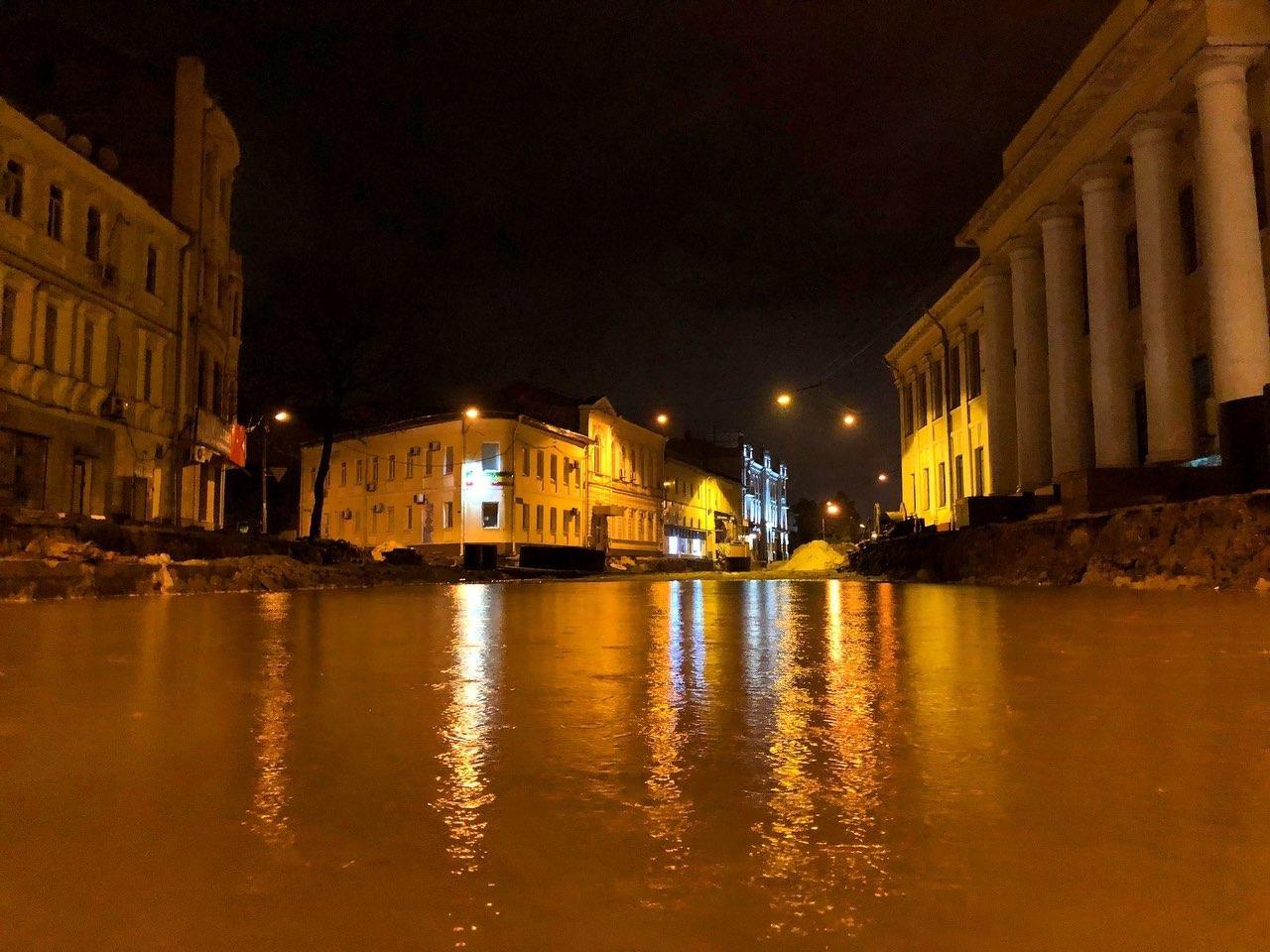 Ливень в Харькове: водой затопило подъезды, улицы и рынки (видео)