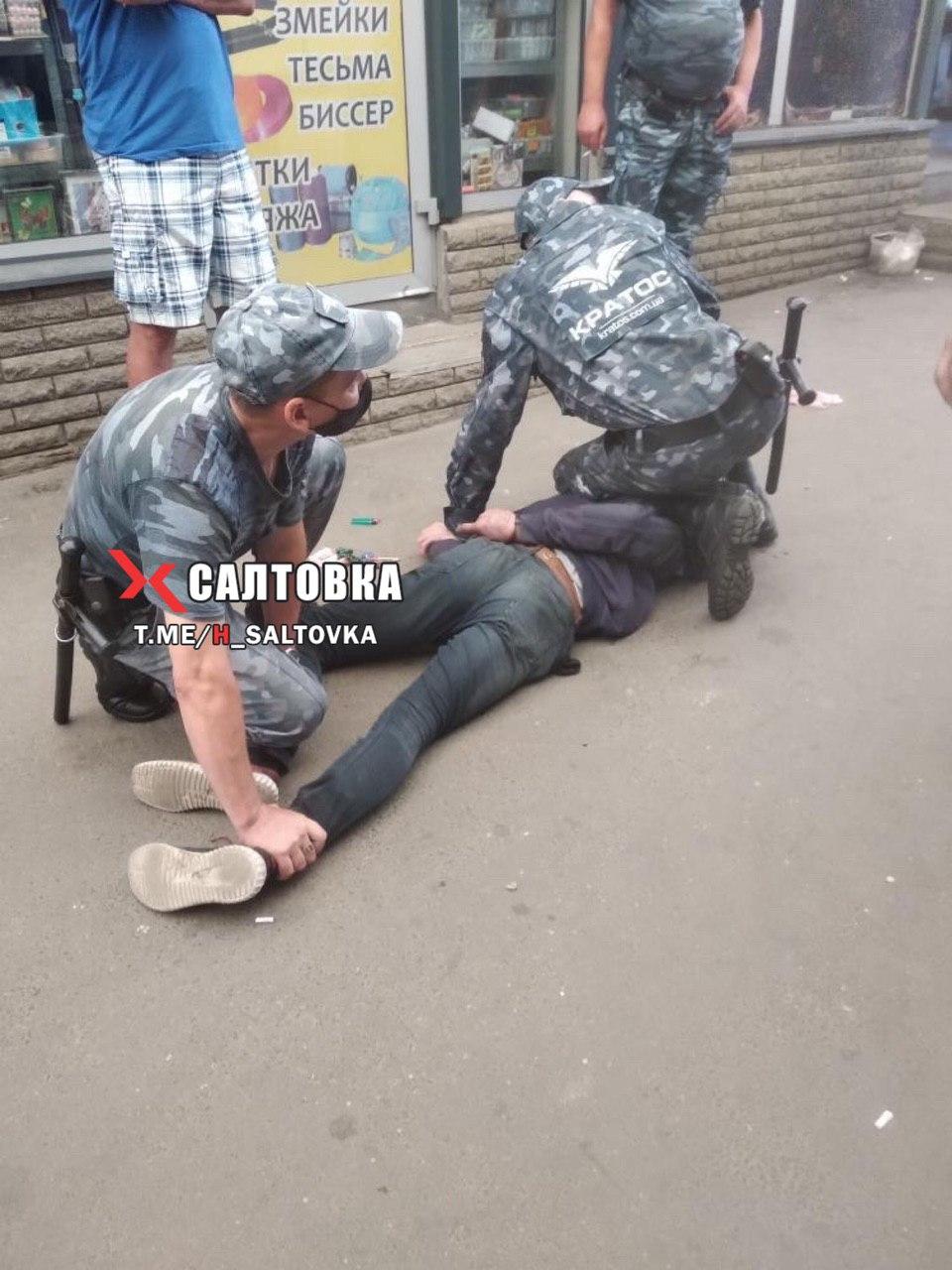 На Салтовке мужчина ударил прохожего ножом – соцсети
