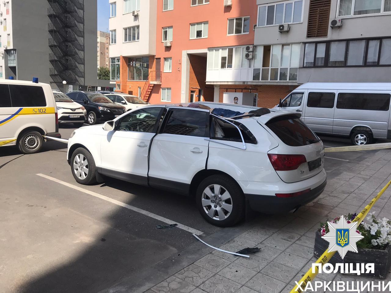 Выпал из окна на припаркованный автомобиль: в полиции рассказали новые подробности