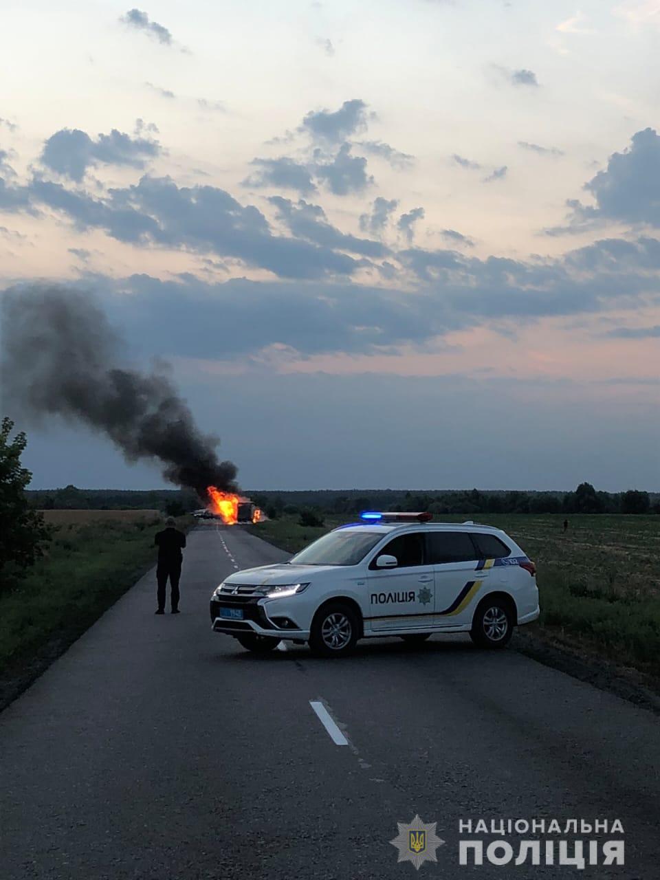 На трассе под Харьковом загорелся автомобиль с древесиной