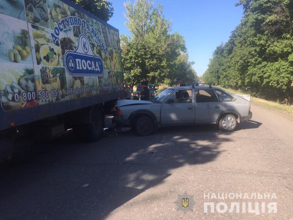 В Харьковской области “Москвич” врезался в грузовик: пострадали пятеро детей