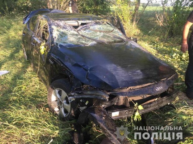 Под Харьковом женщина съехала в кювет и столкнулась с деревом