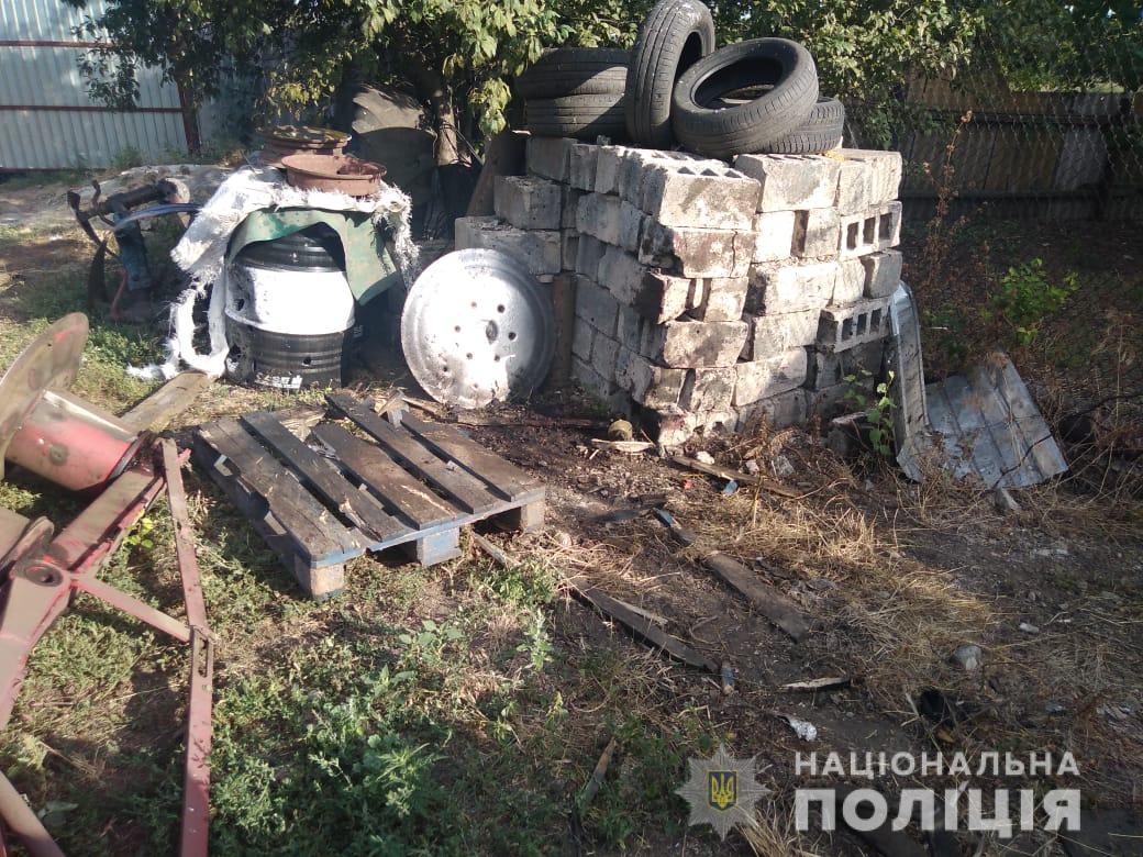 Под Харьковом мужчина во дворе дома разбирал артиллерийский снаряд: в результате взрыва он погиб