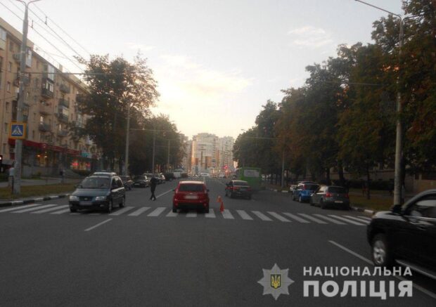 В Харькове женщина на пешеходном переходе сбила мужчину