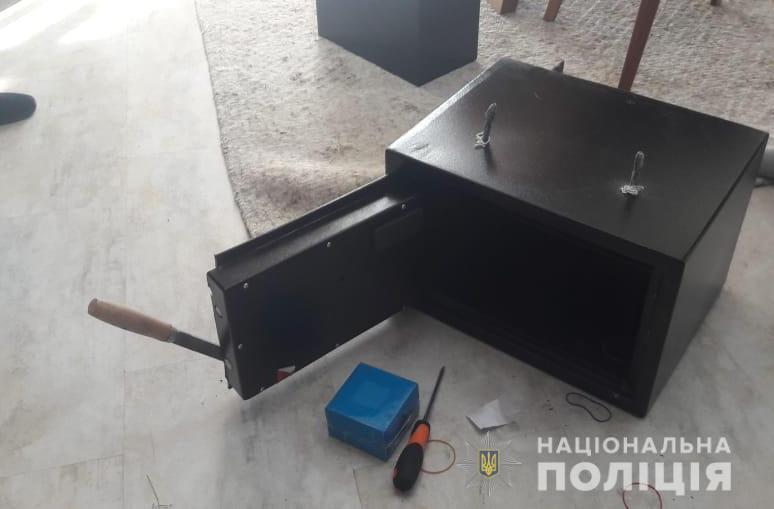 Под Харьковом неизвестный угрожая ножом вынес из дома 5 млн гривен, 60 тысяч гривен и 35 тысяч евро