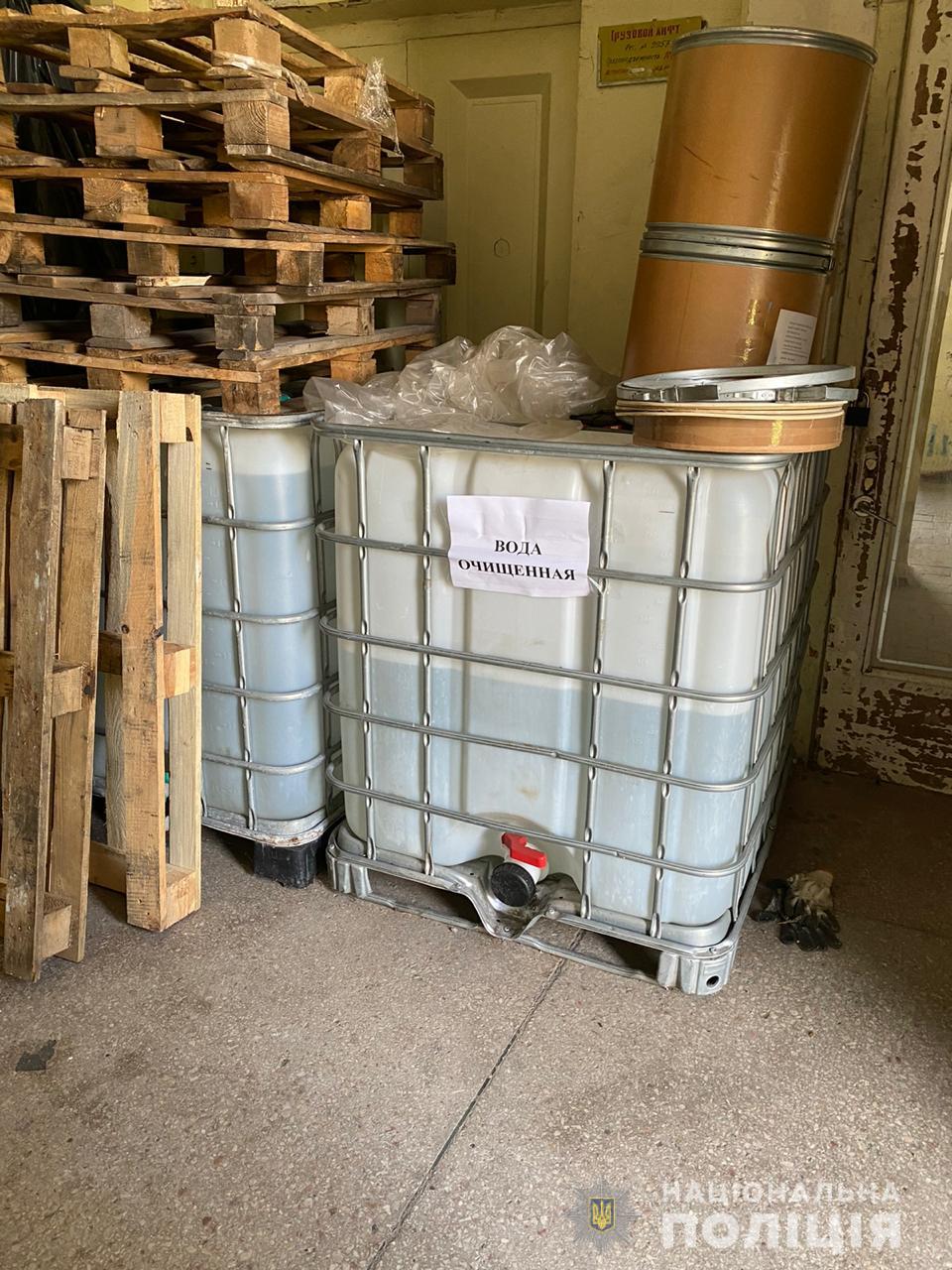 Под Харьковом на предприятии, которое находится на стадии банкротства, незаконно изкоготавливали дезинфицирующие средства