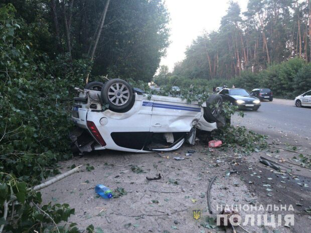 В Харькове девушка не справилась с управлением, выехала на обочину и перевернулась