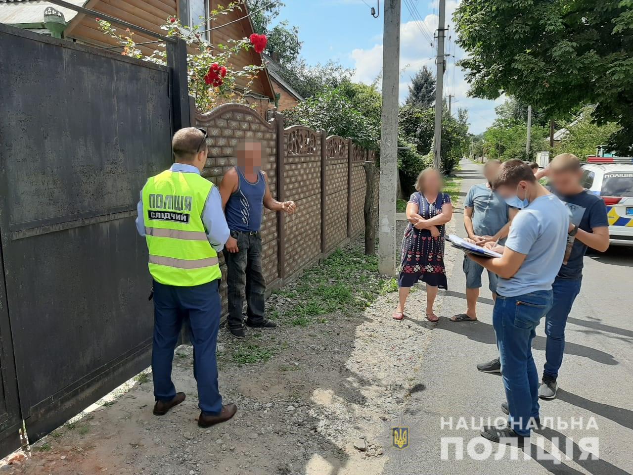 Под Харьковом рецидивист в электричке сорвал с шеи мужчины золотую цепочку