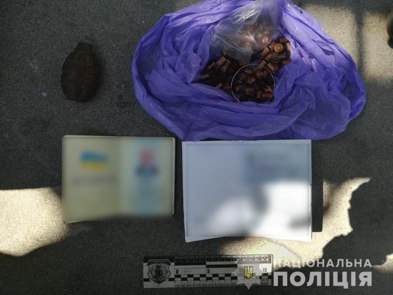 Во дворе на Салтовки нашли корпус ручной гранаты, патроны и документы пожилого мужчины