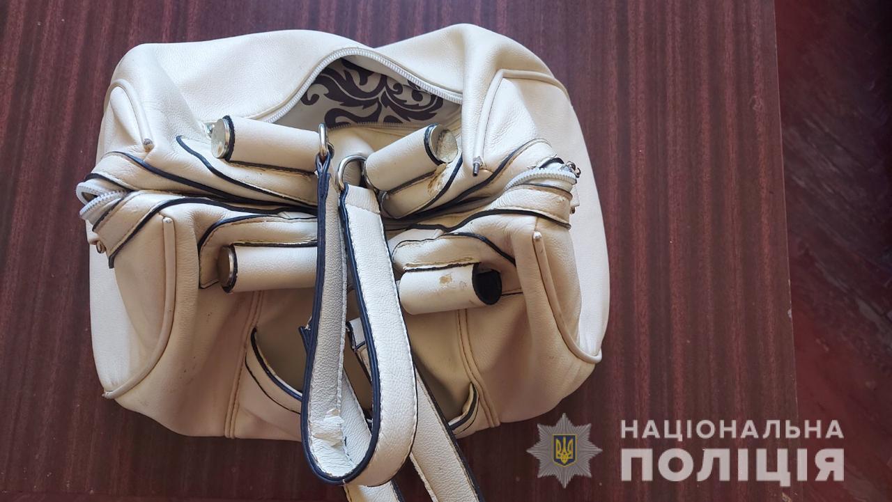 Под Харьковом мужчина в церкви украл у женщины сумку