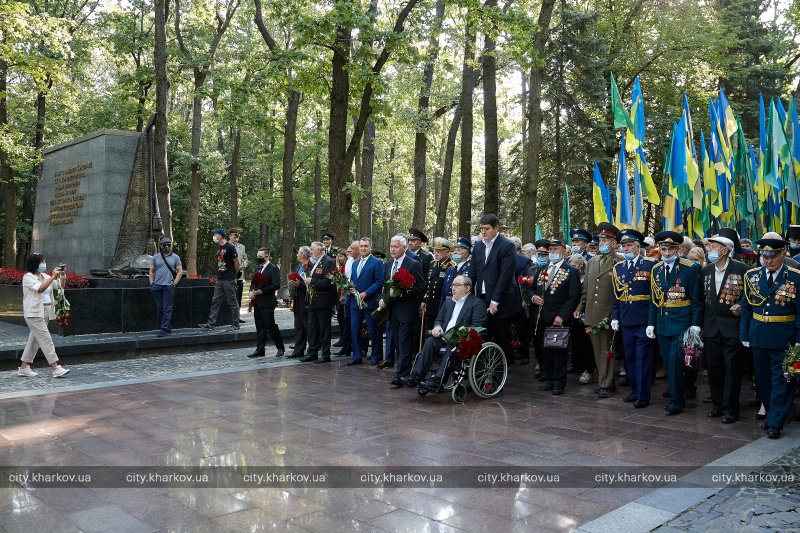 На Мемориале Славы возложили цветы в честь Дня освобождения Харькова