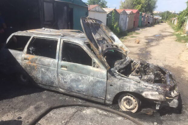 В Харькове на территории гаражного кооператива сгорел автомобиль